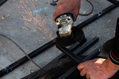 Yakın çekim görünümü güçlü adam usta kollarında eldiven olmadan, gerçekleştirir