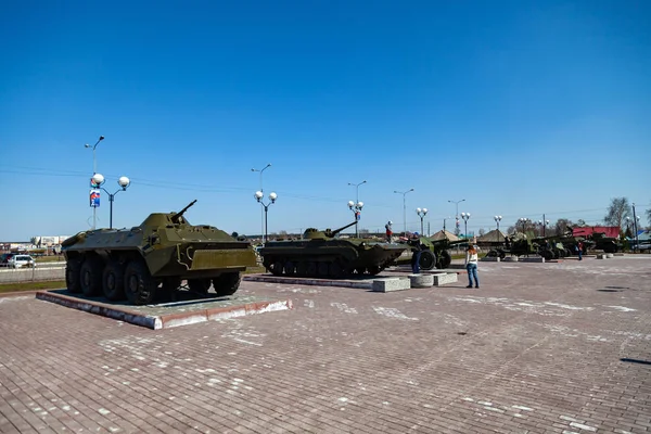 Equipo militar en el monumento en honor a la memoria de la — Foto de Stock