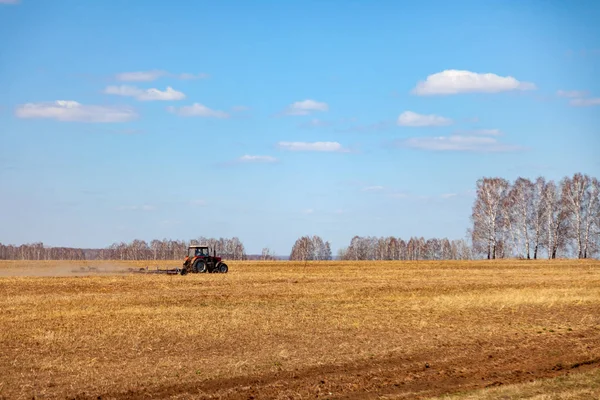 Biçme ve weeding alanları fo için bir izli pulluk ile kırmızı traktör