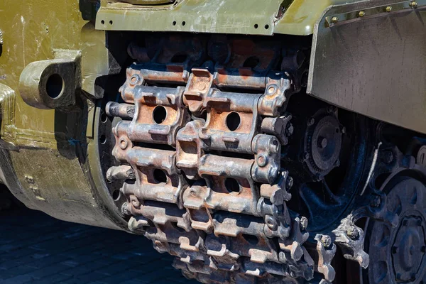 Primer plano en una vieja oruga oxidada de un tanque verde usado en whee — Foto de Stock