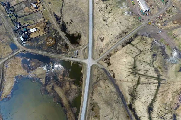 Vue aérienne de l'intersection de l'asphalte et des routes terrestres en t — Photo