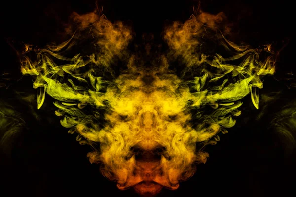 Rauch in verschiedenen grünen, gelben, orangen und roten Farben in den f — Stockfoto