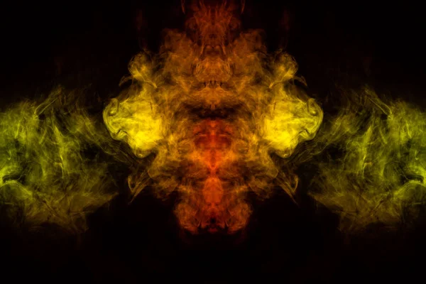 Fumée de différentes couleurs vert, jaune, orange et rouge dans le f — Photo