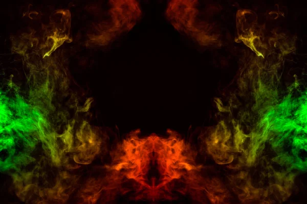 抽象的烟雾图像不同 橙色和红色不同颜色 以恐怖的形式在头部 脸和眼睛的黑色孤立背景 神秘符号中的灵魂和幽灵 — 图库照片