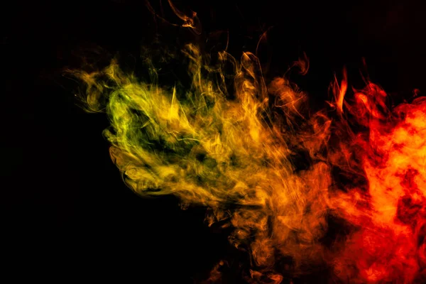 Bella colonna orizzontale di fumo nella luce brillante al neon di — Foto Stock