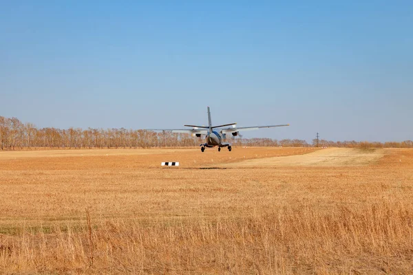 Un piccolo aeromobile per il trasporto di passeggeri e paracadutisti — Foto Stock