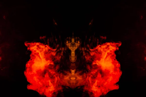 Сгусток красного и оранжевого дыма в виде воскового узора в — стоковое фото