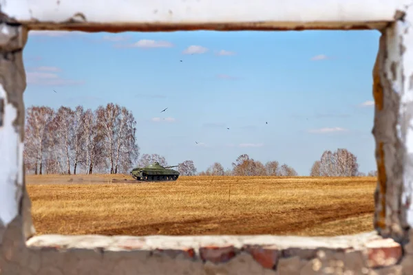 Vista desde la vieja ventana arruinada de la construcción en tanque verde en el gato — Foto de Stock