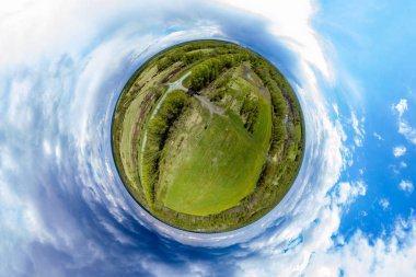 Panorama 360 derece yeşil çayır ve alan yakın havadan görünümü 