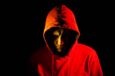 T tarafında turuncu bir kapüşonlu bir adamın başının yakın çekim