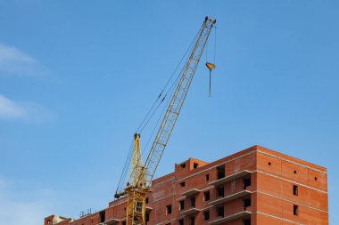 Kırmızı çok katlı tuğla konut binası inşaatı