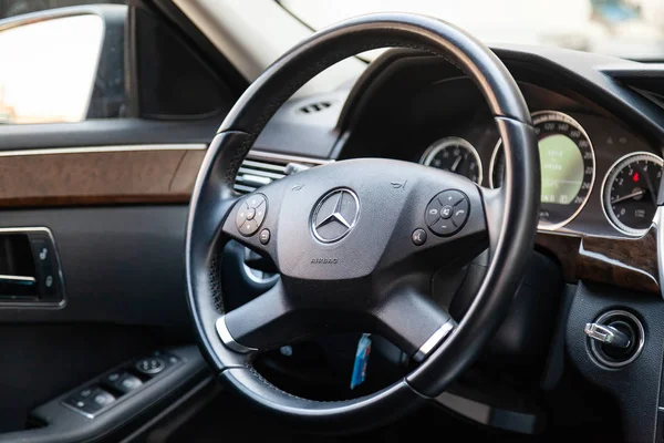 Blick in den Innenraum des mercedes e-class w212 mit Armaturenbrett, kl — Stockfoto