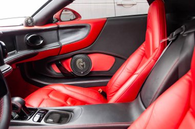 Zarif l ile kırmızı renk bir spor otomobil Marussia B1 Iç