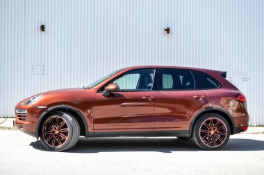 Porsche Cayenne 958 2013 kahverengi döndü tekerlek ile yan görünüm