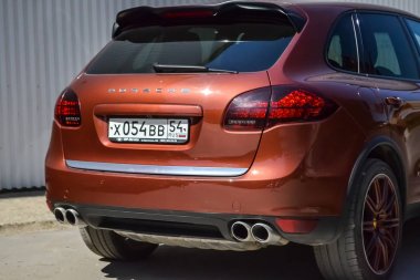 Porsche Cayenne arka yan görünümü 958 2013 sonra kahverengi renkte 