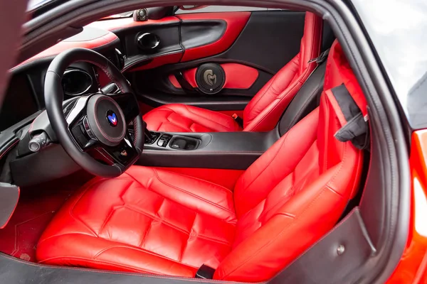Zarif l ile kırmızı renk bir spor otomobil Marussia B1 Iç