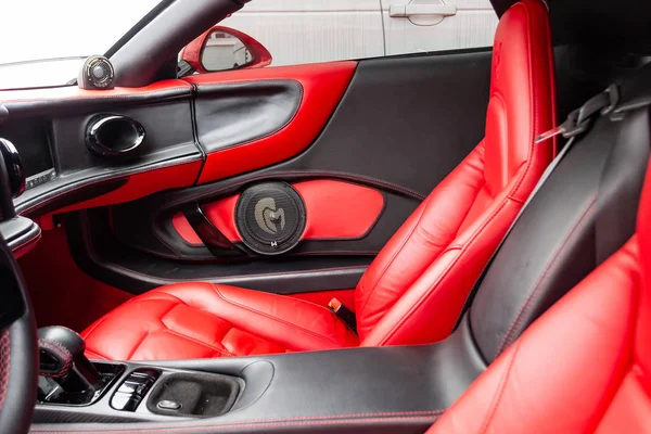 Zarif l ile kırmızı renk bir spor otomobil Marussia B1 Iç