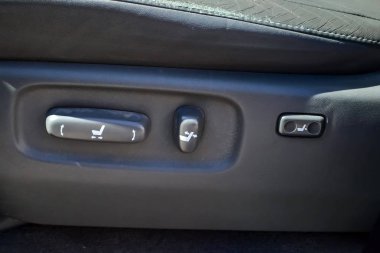 Hei'de koltuğu yatay olarak ayarlamak ve ayarlamak için düğmeler