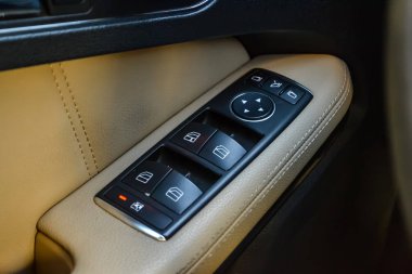 Kapıların pencereaçma ve kapama için kontrol düğmeleri ve