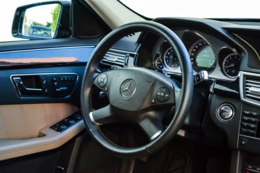  Dashb ile Mercedes E-Class W212 beyaz iç görünümü