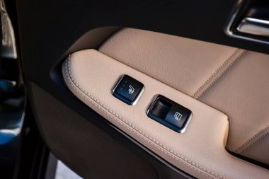 Kontrol düğmeleri ve ısıtmalı koltuk anahtarı ve pencere açma