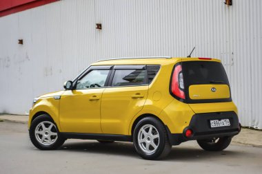 Daha önce temizledikten sonra sarı renkte kullanılan Kia Soul'un arka görünümü