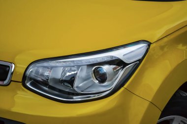 Clea sonra sarı renkte kullanılan Kia Soul ön far görünümü