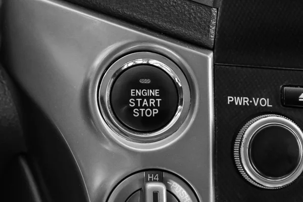 Кнопка запуска и выключения зажигания двигателя автомобиля close-u — стоковое фото