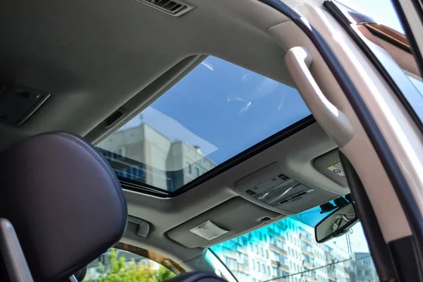 투명 유리 해치 와 자동차의 천장의 보기 — 스톡 사진
