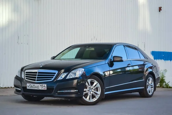 Mercedes Benz E-class E350 negro 2010 año vista frontal con oscuridad —  Fotos de Stock