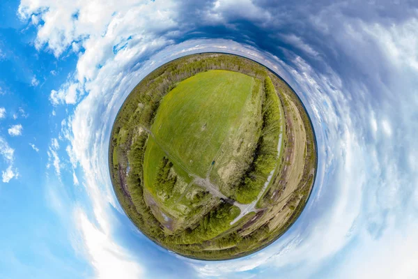 Panorama 360 grader antenn utsikt över grön äng och fält nära — Stockfoto