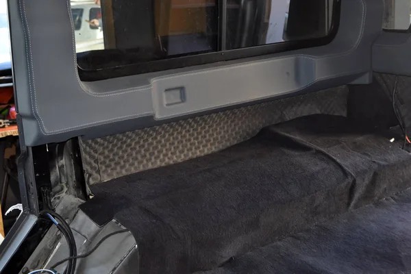 Тюнинг автомобиля в кузове внедорожника с тремя слоями шума insulati — стоковое фото