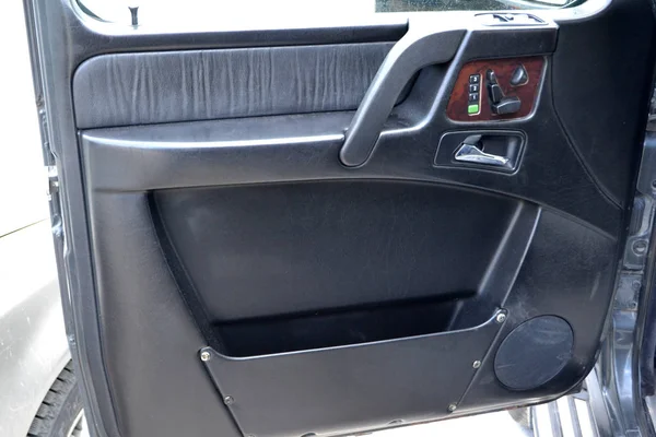 A close-up view of a part of the interior of a old classic car w — Stock Photo, Image