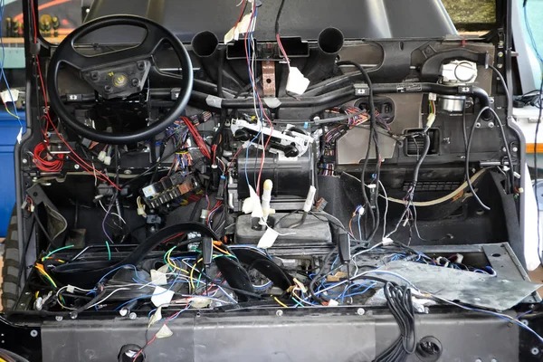 Viele bunte Drähte aus der Verkabelung des Autos liegen in der Luft. — Stockfoto