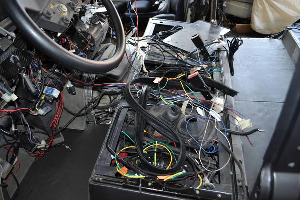 Una gran cantidad de alambres multicolores del ravel del cableado del coche miente en th — Foto de Stock