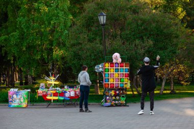 Ballo içine bir dart atmak için bir ödül ile eğlenceli bir oyun