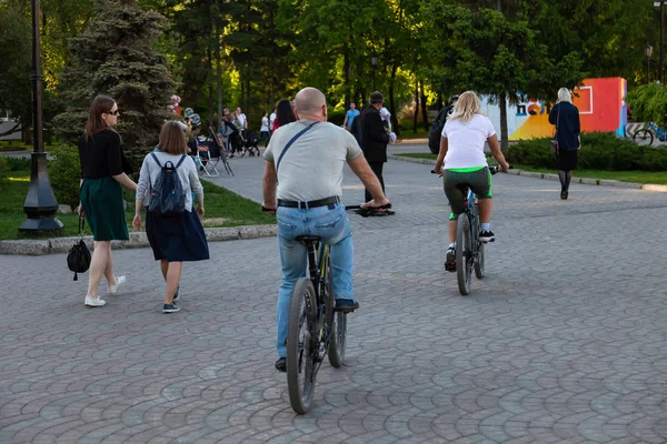 Літня пара чоловіків і жінок катаються на велосипедах під час прогулянки в — стокове фото