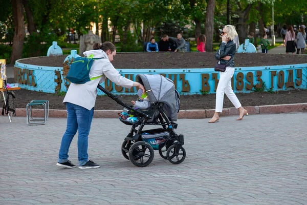 Молоді матусі з колясками та маленькими дітьми заходить. — стокове фото