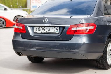 Gri ve mavi Mercedes Benz E-class E200 2010 yıl arka görüş zekâ