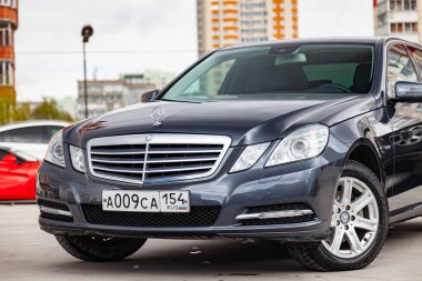 Gri ve mavi Mercedes Benz E-class E200 2010 yıl ön görünüm wi