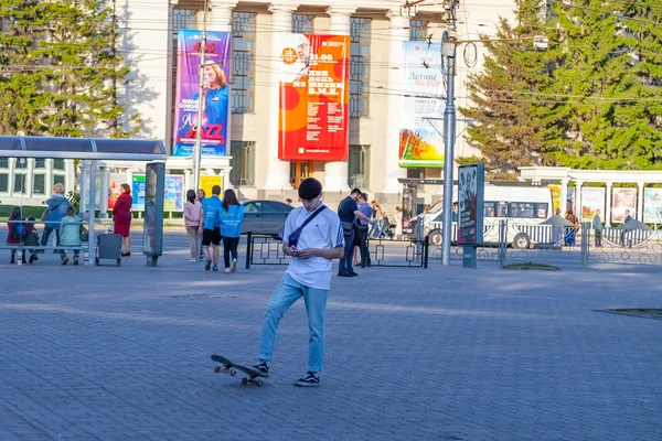 Un jeune homme en T-shirt blanc et jean bleu est debout sur la place — Photo
