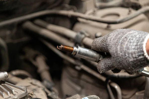 Een militair repareert een auto terwijl de bougies worden vervangen terwijl — Stockfoto