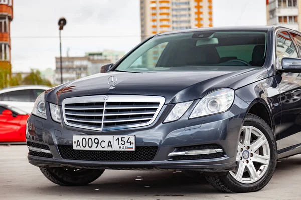Gri ve mavi Mercedes Benz E-class E200 2010 yıl ön görünüm wi