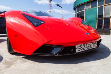 Kırmızı renkli ve siyah çatı ve jantlar Marussia Motors model B1 