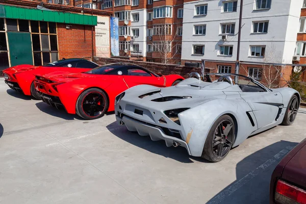 Τρία αυτοκίνητα Λευκορωσία Motors μοντέλο B1 σε κόκκινο χρώμα και μαύρη στέγη — Φωτογραφία Αρχείου