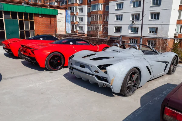 Three cars Marussia Motors model B1 in red color and black roof — Stock Photo, Image