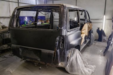 Penceresiz büyük siyah mat bir araba kağıt la kaplıdır ve 