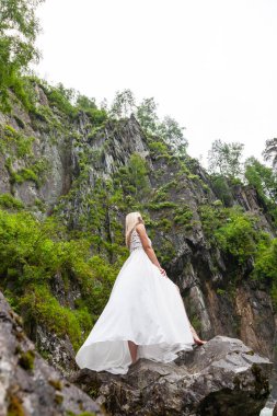 Zarif bir poz genç bir sarışın bir boudoir hem kucaklıyor 