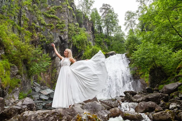 Zarif bir poz genç sarışın kız bir boudoir elbise çeker 