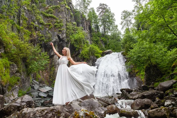 Zarif bir poz genç sarışın kız bir boudoir elbise çeker 